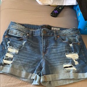 Stretchy midi shorts with distress